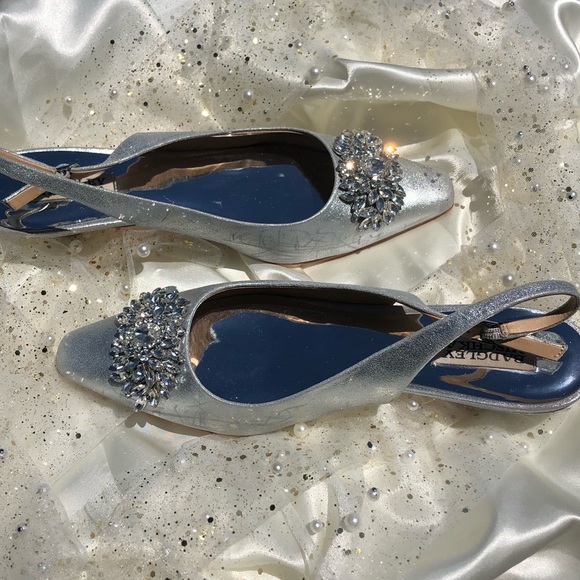 Badgley Mischka Silver Metallic Kitten Heeled Pumps - Picture 3 of 16